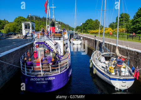 Navi di negoziare le serrature del Caledonian Canal a Dochgarroch, vicino a Inverness Foto Stock