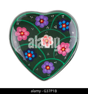 Un cuore a forma di scatola in CERAMICA isolata su uno sfondo bianco Foto Stock
