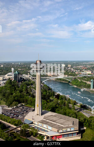 Cascate del Niagara con una vista del lato americani da Ontario, Canada con Skylon Foto Stock