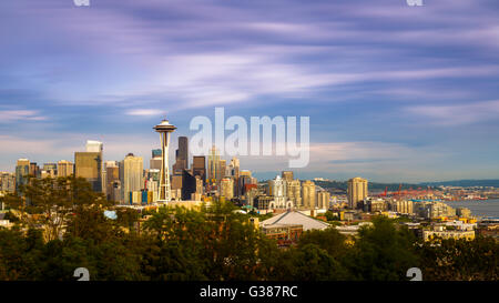 Lo Space Needle e sullo skyline di Seattle, Washington, Stati Uniti d'America Foto Stock