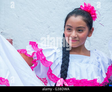 Ballerino salvadoregno eseguire durante il fiore & Palm Festival in Panchimalco, El Salvador Foto Stock