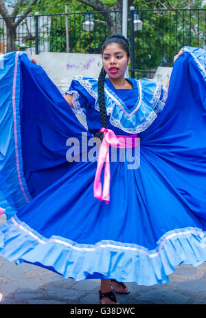 Ballerino salvadoregno eseguire durante il fiore & Palm Festival in Panchimalco, El Salvador Foto Stock