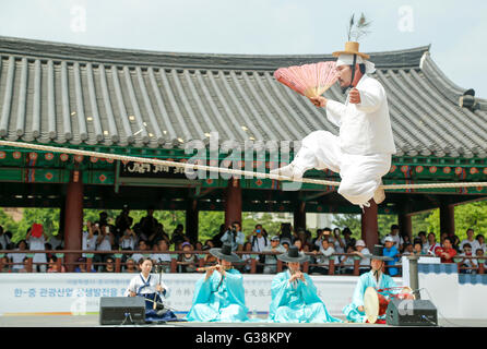 Seoul, Corea del Sud. Il 9 giugno, 2016. Dano Festival, Giugno 9, 2016 : Kim Dae-gyun, tightrope passeggiate master e il Bene Culturale di Importanza Intangibile n. 58 della Corea del Sud, esegue durante la 'inizio estate Alta giorno, Dano Festival' all'Namsangol Villaggio Hanok a Seul, in Corea del Sud. Credito: Lee Jae-Won/AFLO/Alamy Live News Foto Stock