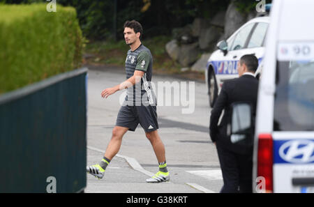 Evian, Francia. 09 Giugno, 2016. La Germania Mats Hummels arriva per una sessione di allenamento della nazionale tedesca di calcio sul campo di allenamento accanto alla squadra hotel a Evian, Francia, 09 giugno 2016. La UEFA EURO 2016 avrà luogo dal 10 giugno al 10 luglio 2016 in Francia. Foto: Arne Dedert/dpa/Alamy Live News Foto Stock