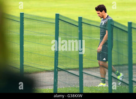 Evian, Francia. 09 Giugno, 2016. La Germania Mats Hummels lascia una sessione di allenamento della nazionale tedesca di calcio sul campo di allenamento accanto alla squadra hotel a Evian, Francia, 09 giugno 2016. La UEFA EURO 2016 avrà luogo dal 10 giugno al 10 luglio 2016 in Francia. Foto: Christian Charisius/dpa/Alamy Live News Foto Stock