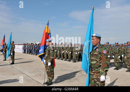 Phnom Penh Cambogia. Il 9 giugno, 2016. Soldati cambogiani si riuniranno presso la Base Aerea Militare di Phnom Penh, Cambogia, Giugno 9, 2016. Alcuni 382 soldati cambogiani sono arrivati a casa in modo sicuro il giovedì dopo il raggiungimento della loro un anno delle Nazioni Unite per le operazioni di mantenimento della pace in Mali e in Sud Sudan. Credito: Sovannara/Xinhua/Alamy Live News Foto Stock