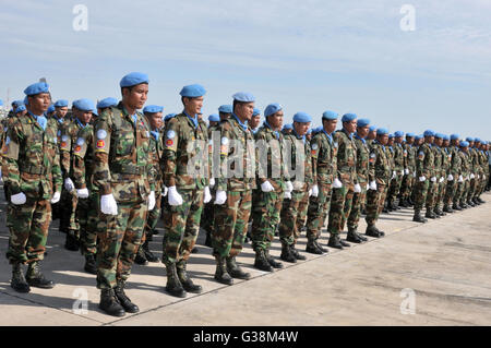 Phnom Penh Cambogia. Il 9 giugno, 2016. Soldati cambogiani si riuniranno presso la Base Aerea Militare di Phnom Penh, Cambogia, Giugno 9, 2016. Alcuni 382 soldati cambogiani sono arrivati a casa in modo sicuro il giovedì dopo il raggiungimento della loro un anno delle Nazioni Unite per le operazioni di mantenimento della pace in Mali e in Sud Sudan. Credito: Sovannara/Xinhua/Alamy Live News Foto Stock