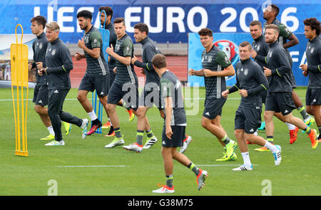 Evian, Francia. 09 Giugno, 2016. In Germania i giocatori in azione durante una sessione di allenamento della nazionale tedesca di calcio sul campo di allenamento accanto alla squadra hotel a Evian, Francia, 09 giugno 2016. La UEFA EURO 2016 avrà luogo dal 10 giugno al 10 luglio 2016 in Francia. Foto: Christian Charisius/dpa/Alamy Live News Foto Stock