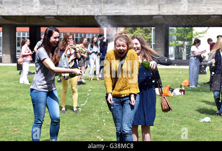 Cambridge, Regno Unito. Il 9 giugno, 2016. Università di Cambrige studenti celebrare la fine degli esami con doccia di champagne sotto il sole sui prati al di fuori delle sale d'esame. Asia Lambert di età compresa tra i 21 da Norfolk completa il suo ultimo esame Politcis studi a Newham College ed è stato eletto il prossimo Cambridge Presidente dell Unione Credito: HazyPicsAlamy Live News Foto Stock