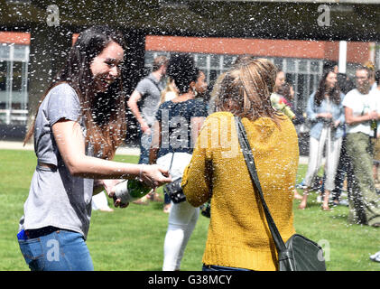 Cambridge, Regno Unito. Il 9 giugno, 2016. Università di Cambrige studenti celebrare la fine degli esami con doccia di champagne sotto il sole sui prati al di fuori delle sale d'esame. Asia Lambert di età compresa tra i 21 da Norfolk completa il suo ultimo esame Politcis studi a Newham College ed è stato eletto il prossimo Cambridge Presidente dell Unione Credito: HazyPicsAlamy Live News Foto Stock