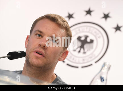 Evian, Francia. 09 Giugno, 2016. In Germania il portiere Manuel Neuer partecipa a una conferenza stampa del tedesco della nazionale di calcio in media center vicino a team hotel a Evian, Francia, 09 giugno 2016. La UEFA EURO 2016 avrà luogo dal 10 giugno al 10 luglio 2016 in Francia. Credito: dpa picture alliance/Alamy Live News Foto Stock