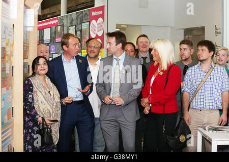 Manchester, Regno Unito. Il 9 giugno, 2016. Tim Farron MP con Cllr. John Leech presso i popoli History Museum, Manchester, Regno Unito, 9 giugno, 2016 Credit: Barbara Cook/Alamy Live News Foto Stock