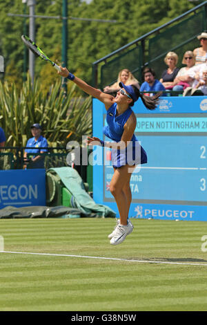 Nottingham Tennis Center, Nottingham, Regno Unito. 09 Giugno, 2016. Aegon WTA Nottingham Open Day 6. Zheng Saisai della Cina al servizio nella sua partita contro Johanna Konta di Gran Bretagna Credito: Azione Sport Plus/Alamy Live News Foto Stock