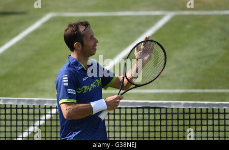 Stuttgart, Germania. 09 Giugno, 2016. Radek STEPANEK: risultati nei della Repubblica ceca reagisce dopo la sua vittoria contro Cilic di Croazia durante l'ATP torneo di tennis presso il Weissenhof a Stoccarda, Germania, 09 giugno 2016. Foto: MARIJAN MURAT/dpa/Alamy Live News Foto Stock