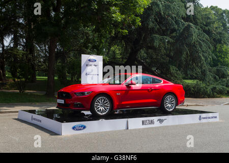 Torino, Italia, 8 giugno 2016. Un rosso Ford Mustang Foto Stock