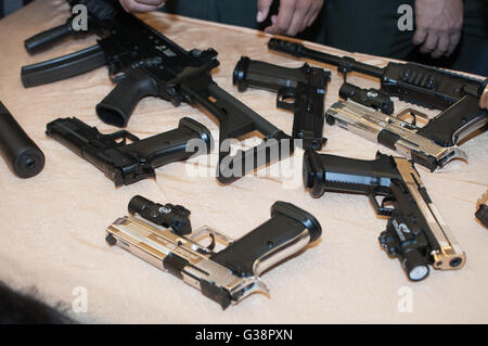 Centro di Jakarta, Indonesia. 09 Giugno, 2016. Pindad è di nuovo fucile da assalto tipo SS2 subsonici: 5,56mm, SS3 7,62 mm, PM3 9mm e G2 9mm. Credito: Anton Raharjo/Pacific Press/Alamy Live News Foto Stock