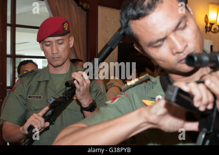 Centro di Jakarta, Indonesia. 09 Giugno, 2016. Indonesian elite force army "Kopassus' provare a PM3 e SS2 fucile Pindad sul fucile del lancio. Pindad come stato indonesiano di proprietà di fabbricazione militare, avviare il fucile di assalto tipo SS2 subsonici: 5,56mm, SS3 7,62 mm, PM3 9mm e G2 9mm. Credito: Anton Raharjo/Pacific Press/Alamy Live News Foto Stock