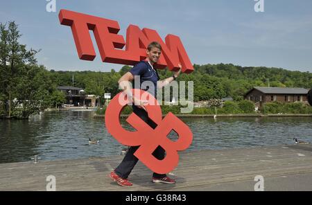 Henley-on-Thames, Oxfordshire, Regno Unito, 9 giugno, 2016. Mens singolo Alan Campbell passeggiate fuori con il segno TeamGB. TeamGB annunciare il team a remi per la Rio2016 Olimpiadi. River and Rowing Museum. Henley-on-Thames. Oxfordshire. Regno Unito. 09/06/2016. Credito: Sport In immagini/Alamy Live News Foto Stock