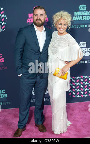 Giugno 08, 2016 - Nashville, Tennessee, Stati Uniti d'America - musicista arriva a camma sul pink carpet presso il CMT Music Awards che ha avuto luogo presso la Bridgestone Arena. Copyright 2016 Jason Moore. © Jason Moore/ZUMA filo/Alamy Live News Foto Stock