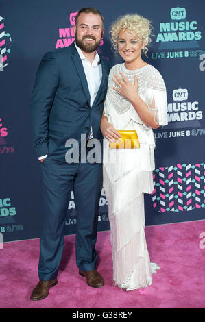 Giugno 08, 2016 - Nashville, Tennessee, Stati Uniti d'America - musicista arriva a camma sul pink carpet presso il CMT Music Awards che ha avuto luogo presso la Bridgestone Arena. Copyright 2016 Jason Moore. © Jason Moore/ZUMA filo/Alamy Live News Foto Stock