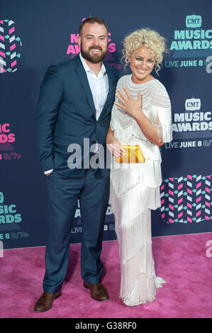 Giugno 08, 2016 - Nashville, Tennessee, Stati Uniti d'America - musicista arriva a camma sul pink carpet presso il CMT Music Awards che ha avuto luogo presso la Bridgestone Arena. Copyright 2016 Jason Moore. © Jason Moore/ZUMA filo/Alamy Live News Foto Stock