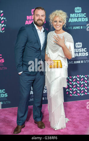 Giugno 08, 2016 - Nashville, Tennessee, Stati Uniti d'America - musicista arriva a camma sul pink carpet presso il CMT Music Awards che ha avuto luogo presso la Bridgestone Arena. Copyright 2016 Jason Moore. © Jason Moore/ZUMA filo/Alamy Live News Foto Stock