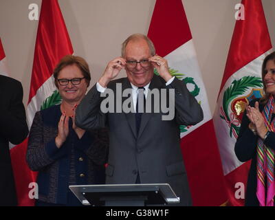 Lima, Perù. Il 9 giugno, 2016. Pedro Pablo Kuczynski, virtual presidente del Perù, dà la sua prima conferenza stampa. Da sinistra a destra Nancy Ann Lang, Pedro Pablo Kuczynski Credito: Carlos García Granthon/Alamy Live News Foto Stock