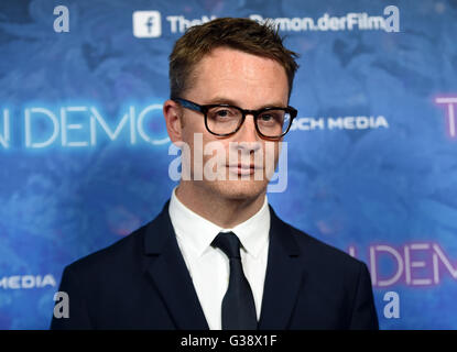 Berlino, Germania. 09 Giugno, 2016. Regista danese Nicolas Winding Refn arriva per la prima assoluta di "Il Neon di Demon' a Kulturbraueri a Berlino, Germania, 09 giugno 2016. Foto: Britta Pedersen/dpa/Alamy Live News Foto Stock