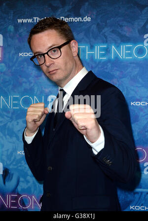 Berlino, Germania. 09 Giugno, 2016. Regista danese Nicolas Winding Refn arriva per la prima assoluta di "Il Neon di Demon' a Kulturbraueri a Berlino, Germania, 09 giugno 2016. Foto: Britta Pedersen/dpa/Alamy Live News Foto Stock