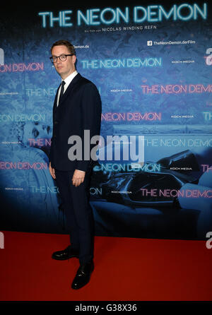 Berlino, Germania. 09 Giugno, 2016. Regista danese Nicolas Winding Refn arriva per la prima assoluta di "Il Neon di Demon' a Kulturbraueri a Berlino, Germania, 09 giugno 2016. Foto: Britta Pedersen/dpa/Alamy Live News Foto Stock