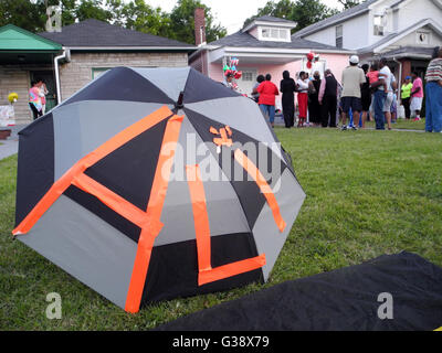 Louisville, Stati Uniti d'America. 09 Giugno, 2016. Le persone hanno stabilito dei fiori e regali alla Casa d'infanzia di boxer Muhammad Ali a Louisville, Stati Uniti d'America, 09 giugno 2016. Ali è nato come Cassio Marcello Clay Jr., morì 03 giugno 2016 in Scottsdale. Foto: Johannes Schmitt-Tegge/dpa/Alamy Live News Foto Stock