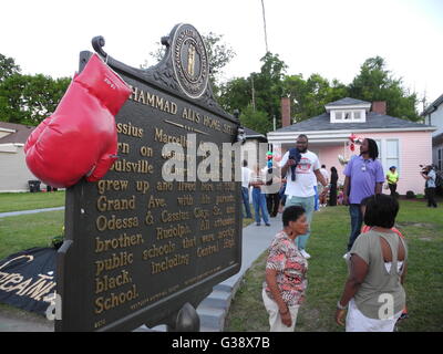 Louisville, Stati Uniti d'America. 09 Giugno, 2016. Una lapide presso la casa d'infanzia di boxer Muhammad Ali dove le persone hanno stabilito dei fiori e regali a Louisville, Stati Uniti d'America, 09 giugno 2016. Ali è nato come Cassio Marcello Clay Jr., morì 03 giugno 2016 in Scottsdale. Foto: Johannes Schmitt-Tegge/dpa/Alamy Live News Foto Stock