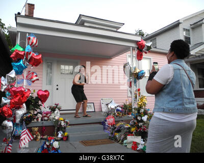 Louisville, Stati Uniti d'America. 09 Giugno, 2016. Le persone hanno stabilito dei fiori e regali alla Casa d'infanzia di boxer Muhammad Ali a Louisville, Stati Uniti d'America, 09 giugno 2016. Ali è nato come Cassio Marcello Clay Jr., morì 03 giugno 2016 in Scottsdale. Foto: Johannes Schmitt-Tegge/dpa/Alamy Live News Foto Stock