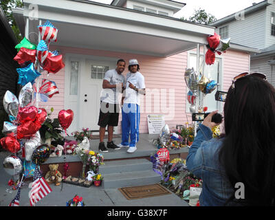 Louisville, Stati Uniti d'America. 09 Giugno, 2016. Le persone hanno stabilito dei fiori e regali alla Casa d'infanzia di boxer Muhammad Ali a Louisville, Stati Uniti d'America, 09 giugno 2016. Ali è nato come Cassio Marcello Clay Jr., morì 03 giugno 2016 in Scottsdale. Foto: Johannes Schmitt-Tegge/dpa/Alamy Live News Foto Stock