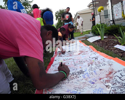 Louisville, Stati Uniti d'America. 09 Giugno, 2016. Le persone hanno stabilito dei fiori e regali e firmare un banner in casa d'infanzia di boxer Muhammad Ali a Louisville, Stati Uniti d'America, 09 giugno 2016. Ali è nato come Cassio Marcello Clay Jr., morì 03 giugno 2016 in Scottsdale. Foto: Johannes Schmitt-Tegge/dpa/Alamy Live News Foto Stock