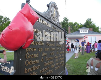 Louisville, Stati Uniti d'America. 09 Giugno, 2016. Una lapide presso la casa d'infanzia di boxer Muhammad Ali dove le persone hanno stabilito dei fiori e regali a Louisville, Stati Uniti d'America, 09 giugno 2016. Ali è nato come Cassio Marcello Clay Jr., morì 03 giugno 2016 in Scottsdale. Foto: Johannes Schmitt-Tegge/dpa/Alamy Live News Foto Stock