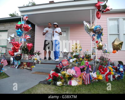 Louisville, Stati Uniti d'America. 09 Giugno, 2016. Le persone hanno stabilito dei fiori e regali alla Casa d'infanzia di boxer Muhammad Ali a Louisville, Stati Uniti d'America, 09 giugno 2016. Ali è nato come Cassio Marcello Clay Jr., morì 03 giugno 2016 in Scottsdale. Foto: Johannes Schmitt-Tegge/dpa/Alamy Live News Foto Stock