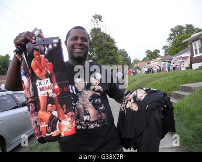 Louisville, Stati Uniti d'America. 09 Giugno, 2016. Un uomo mostra Muhammad Ali merchandise prodotti presso la casa d'infanzia di boxer Muhammad Ali a Louisville, Stati Uniti d'America, 09 giugno 2016. Ali è nato come Cassio Marcello Clay Jr., morì 03 giugno 2016 in Scottsdale. Foto: Johannes Schmitt-Tegge/dpa/Alamy Live News Foto Stock