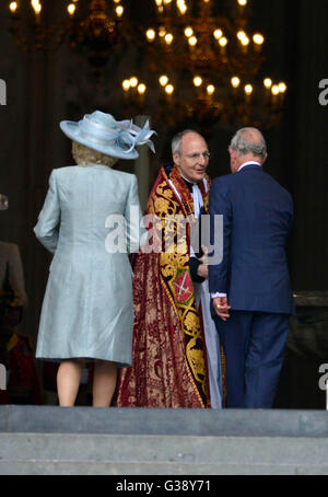 Arcivescovo di Canterbury, Justin Welby saluta il Principe Carlo al servizio nazionale di ringraziamento per contrassegnare la Regina Elisabetta II è il novantesimo compleanno presso la Cattedrale di St Paul, Londra, Gran Bretagna, Regno Unito Foto Stock