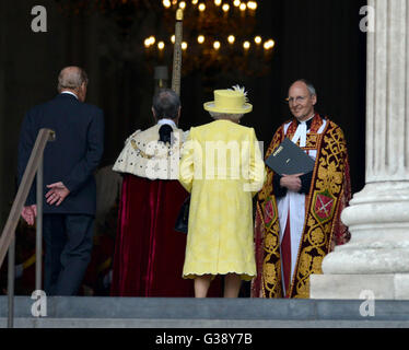 Arcivescovo di Canterbury, Justin Welby saluta la Regina al servizio nazionale di ringraziamento per contrassegnare la Regina Elisabetta II è il novantesimo compleanno presso la Cattedrale di St Paul, Londra, Gran Bretagna, Regno Unito Foto Stock