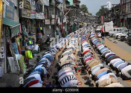 Srinagar, Indiano-controllato del Kashmir. Decimo Giugno, 2016. I musulmani del Kashmir offrire preghiere durante il Ramadan a Srinagar, la capitale estiva di Indiano-Kashmir controllata, 10 giugno 2016. Credito: Javed Dar/Xinhua/Alamy Live News Foto Stock