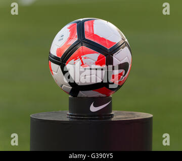 Philadelphia, PA, Stati Uniti d'America. Il 9 giugno, 2016. FIFA Palla ufficiale da Nike sul display prima di Copa America Centenario gioco tra Venezuela e Uruguay. Il Venezuela ha vinto 1 - 0 Credito: lev radin/Alamy Live News Foto Stock