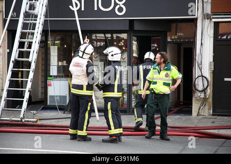 Harringay, North London 10 Giugno 2016 oltre 40 scontri a fuoco, 8 motori Fire assistere ad un secondo piano piatto sopra una cafebar in Green Lanes in corrispondenza della giunzione di St rna Road, Harringay, a nord di Londra. Credito: Dinendra Haria/Alamy Live News Foto Stock