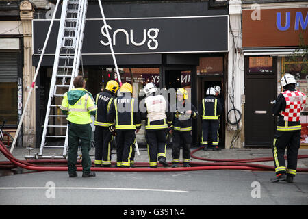 Harringay, North London 10 Giugno 2016 oltre 40 scontri a fuoco, 8 motori Fire assistere ad un secondo piano piatto sopra una cafebar in Green Lanes in corrispondenza della giunzione di St rna Road, Harringay, a nord di Londra. Credito: Dinendra Haria/Alamy Live News Foto Stock