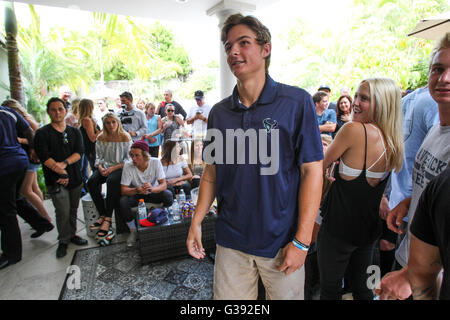 Carlsbad, STATI UNITI D'AMERICA. Il 9 giugno, 2016. CARLSBAD, Giugno 9, 2016 | La Costa Canyon giocatore di baseball Mickey Moniak, 18, orologi MLB televisione con altri amici prima della MLB draft pick annunci mentre a Moniak della zia in casa Carlsbad giovedì. | Foto di Hayne Palmour IV/San Diego Union-Tribune/credito: HAYNE PALMOUR IV/SAN DIEGO UNION-TRIBUNE/ZUMA premere San Diego Union-Tribune Foto di Hayne Palmour IV copyright 2016 © Hayne Palmour Iv/San Diego Union-Tribune/ZUMA filo/Alamy Live News Foto Stock