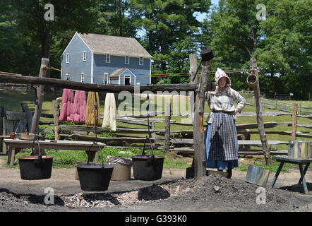 Donna lana di tintura, Museo village, Old Sturbridge Village, Massachusetts, STATI UNITI D'AMERICA Foto Stock