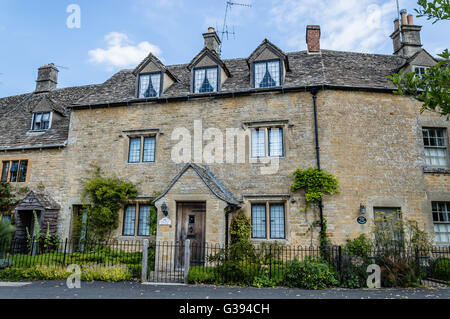 LOWER Slaughter, Regno Unito - 12 agosto 2015: tipici cottage in pietra calcarea in tradizionale stile Cotswold un cielo blu al giorno. Foto Stock