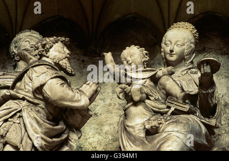 La scultura della Vergine Maria tenendo in braccio Gesù bambino dentro la cattedrale di Chartres, Chartres, Francia Foto Stock