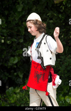 Londra Golders Green Childs Hill Park comunità albanese childrens' Day Festival Giovane ragazzo in costume nazionale Kosova sacchetto rosso Foto Stock