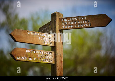 Reddish Stockport Vale Country Park segno posto in legno destinazione centro città brinnington farm centro visitatori di puntamento toilette Foto Stock